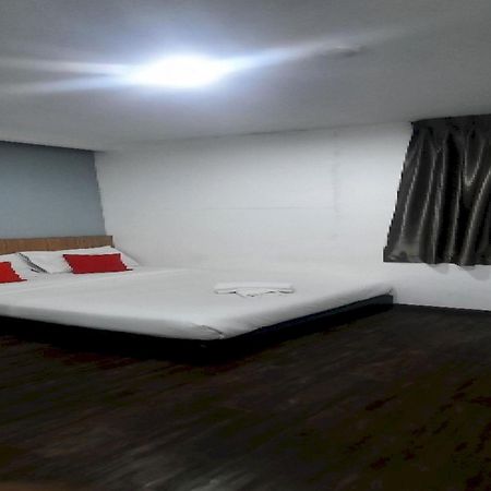 Super Oyo 90724 Rg Hotel Air Hitam Zewnętrze zdjęcie