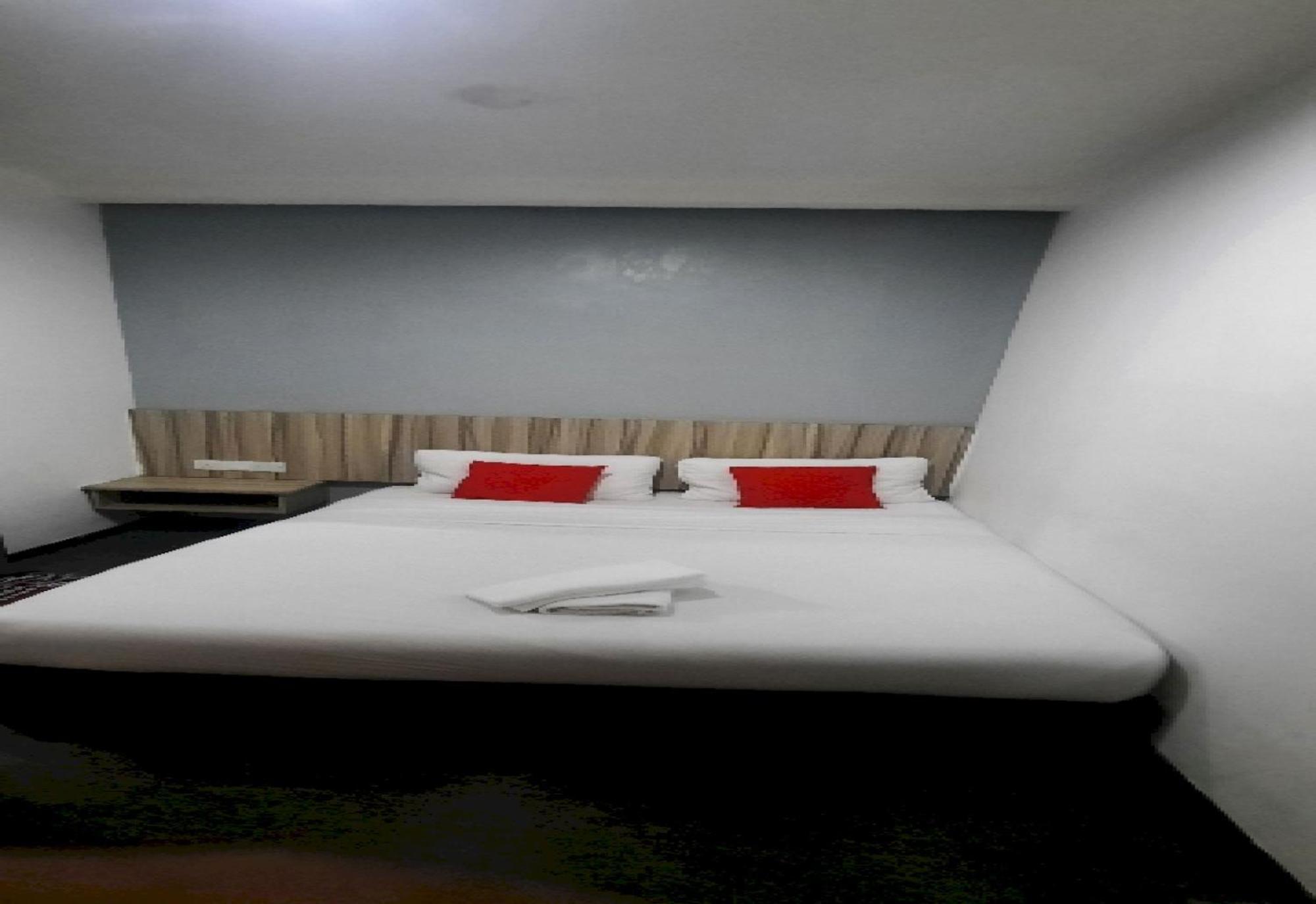 Super Oyo 90724 Rg Hotel Air Hitam Zewnętrze zdjęcie